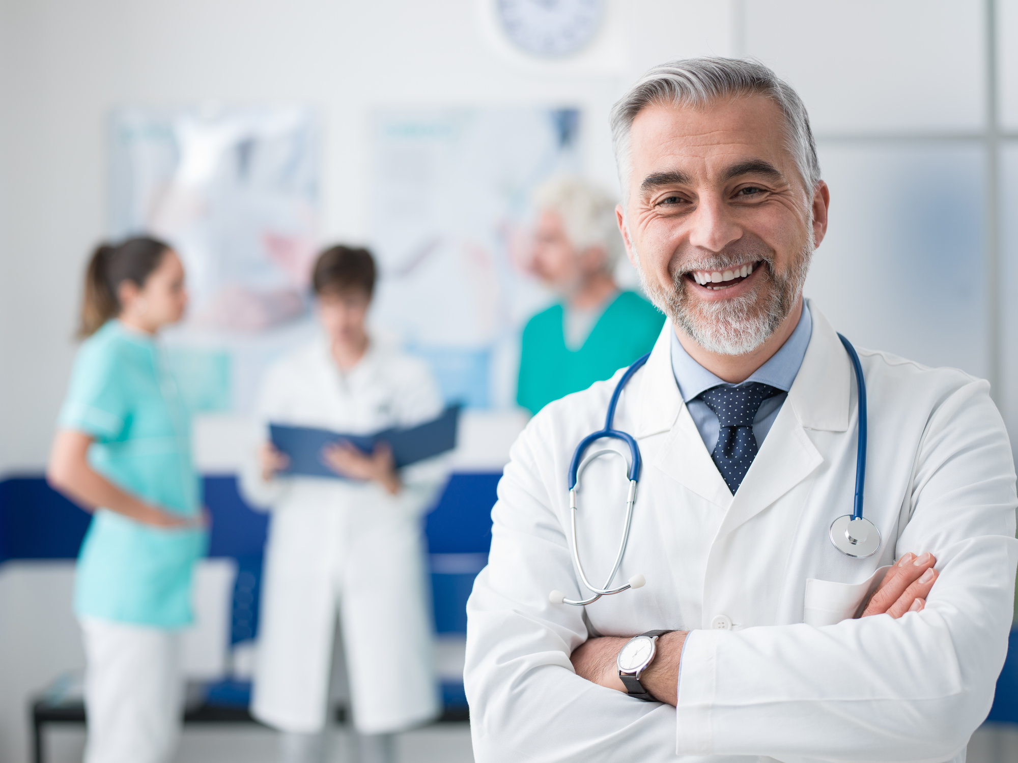 Doutor com uniforme hospitalar